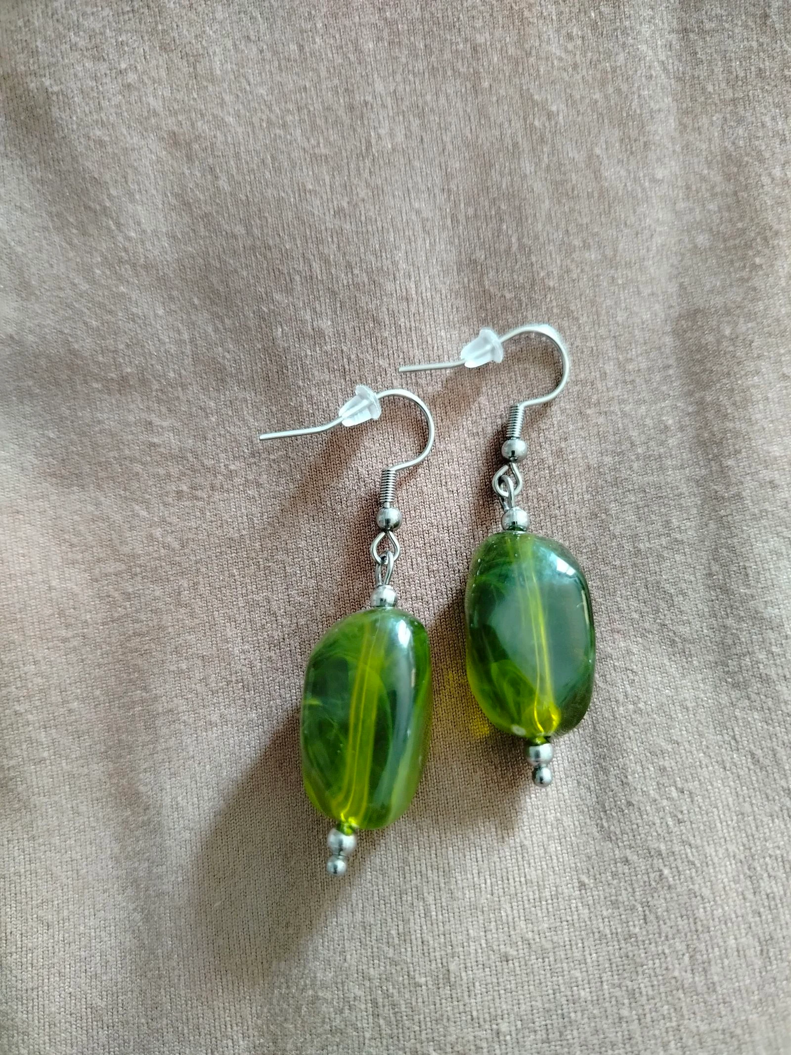 Boucles d’oreilles vert olive perles acrylique acier inoxydable